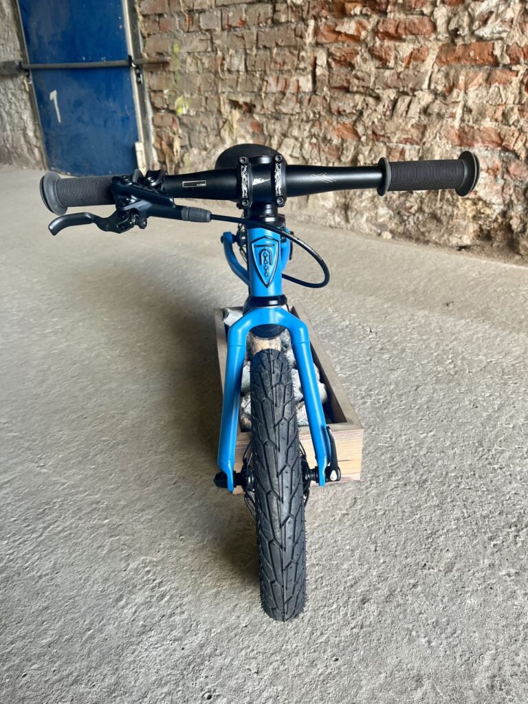 Kinderlaufrad Balance bike blau Kokua Schwalbe Fidlock XLC Shimano Flatmount Scheibenbremse hellblau Creekhill 