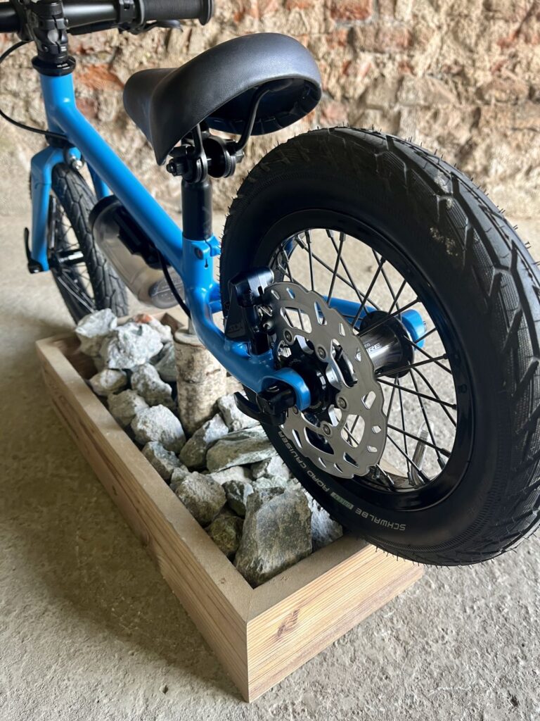 Kinderlaufrad Balance bike blau Kokua Schwalbe Fidlock XLC Shimano Flatmount Scheibenbremse hellblau Creekhill 