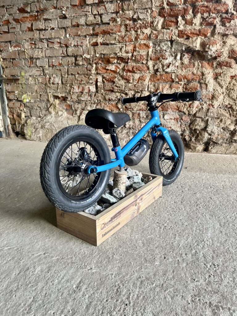 Kinderlaufrad Balance bike blau Kokua Schwalbe Fidlock XLC Shimano Flatmount Scheibenbremse hellblau Creekhill 