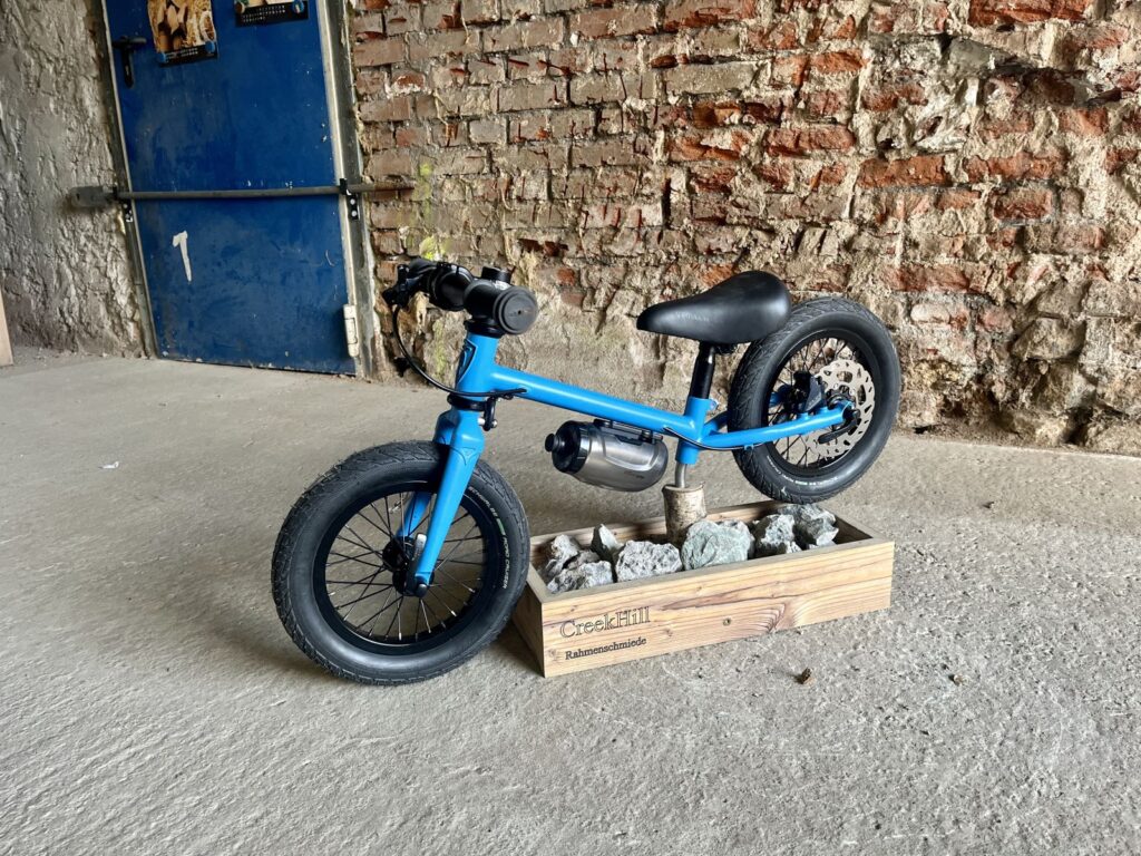 Kinderlaufrad Balance bike blau Kokua Schwalbe Fidlock XLC Shimano Flatmount Scheibenbremse hellblau Creekhill 